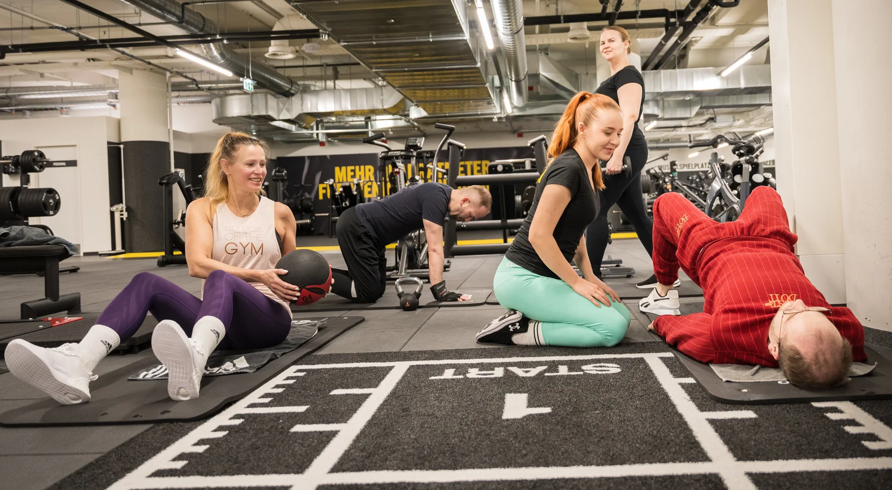 Michelle zeigt Training in einem Fitness-Setting