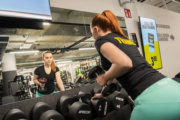 Michelle Emminger beim Hanteltraining vor dem Spiegel