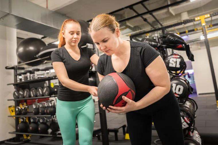Michelle Emminger begleitet eine Kundin beim Medizinballtraining