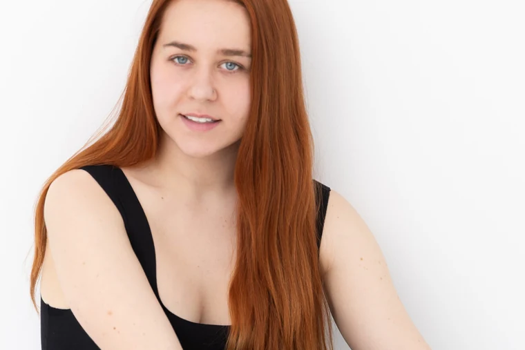 Michelle Emminger vor hellem Hintergrund